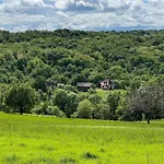 Casa de Férias The Combet Farm Exclusive Retreat In Lush Nature