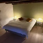 Casa de Férias The Combet Farm Exclusive Retreat In Lush Nature Le Bouyssou